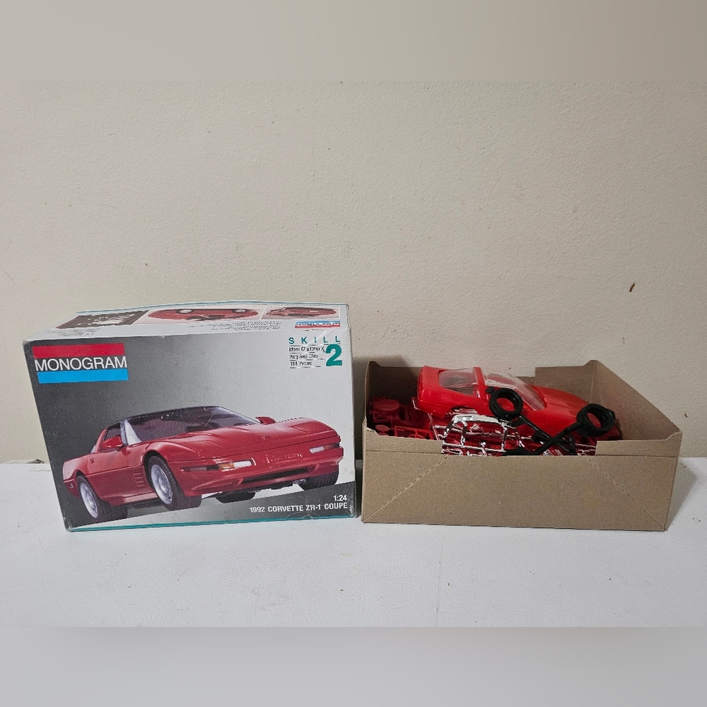 1/24 Monogram - 1992 Corvette ZR1 - Plastic Model Kit